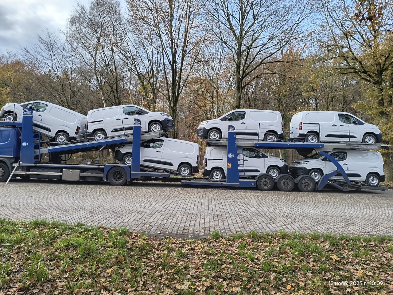 Autotransporter załadowany busami