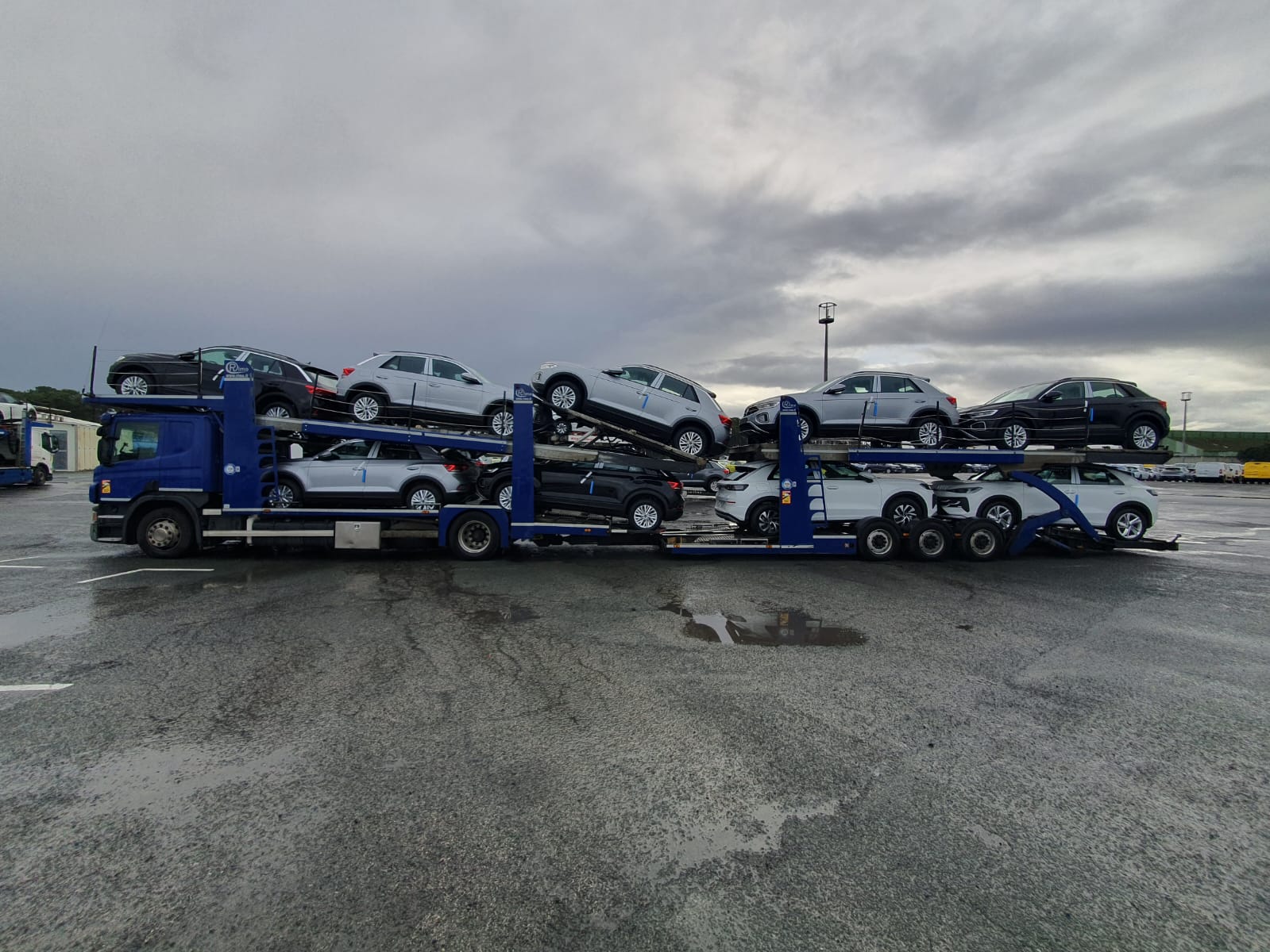Transport nowych samochodów osobowych
