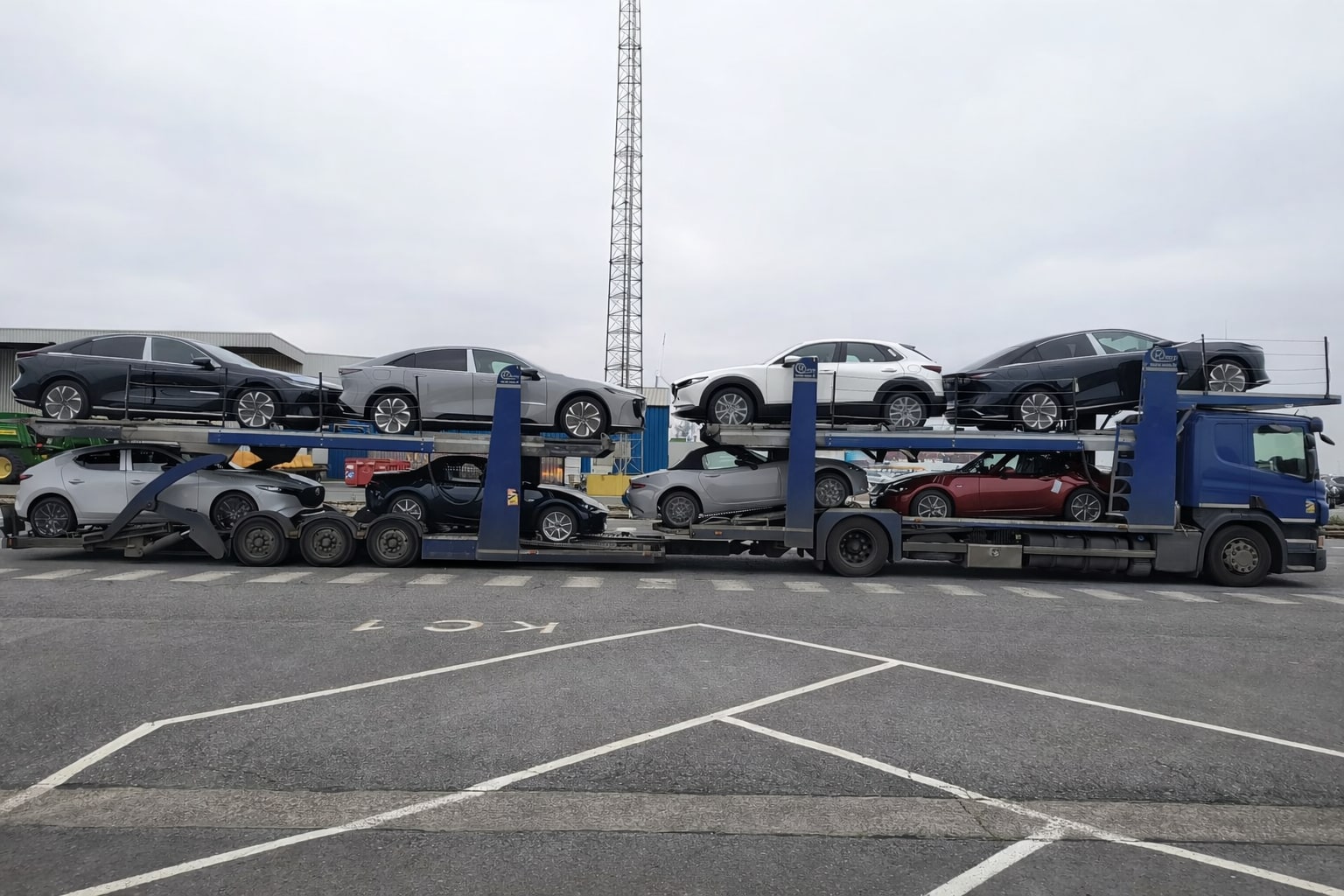 Autotransporter na terminalu logistycznym