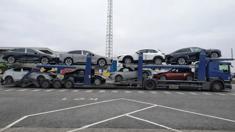 Autotransporter na terminalu logistycznym